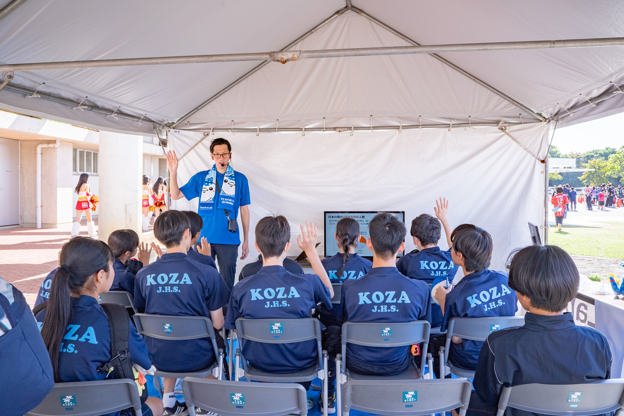 取り組みについての説明を聞くコザ中学校の皆さん